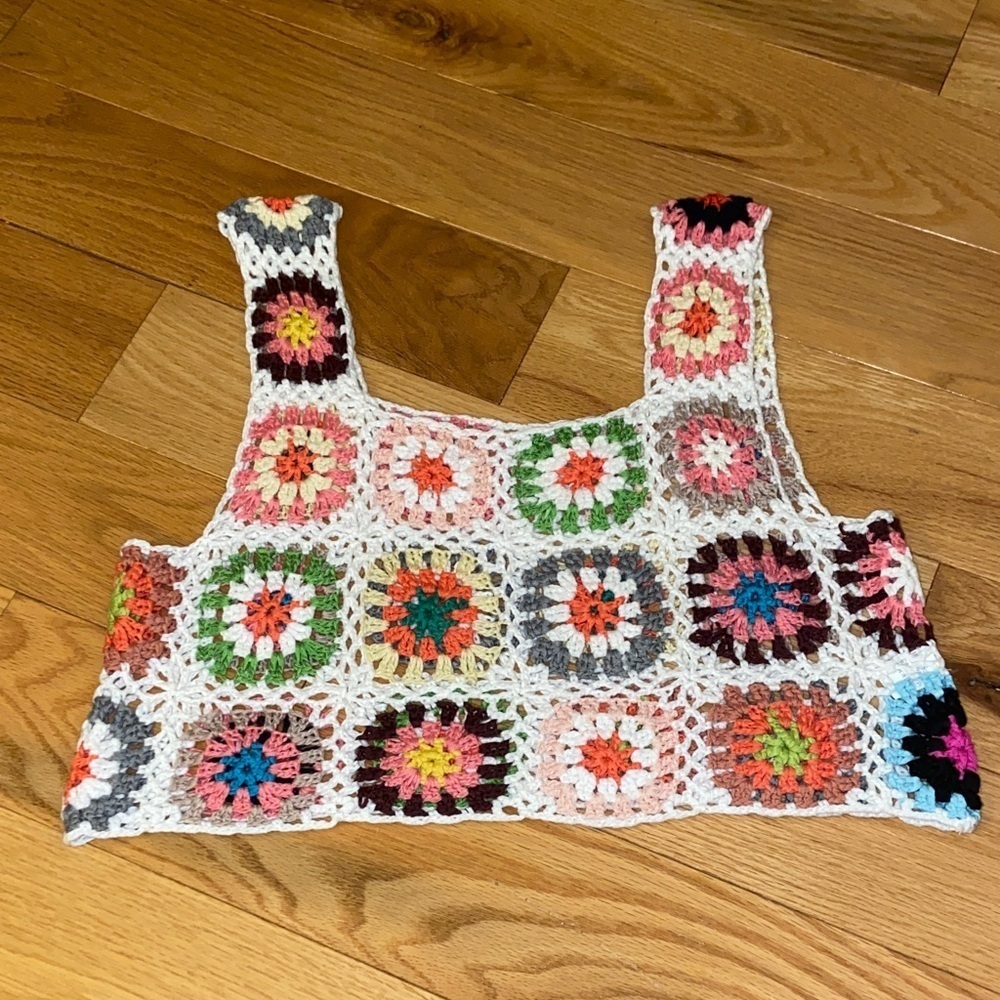 Crochet boho cropped top, measurements listed, no size tag, looks to be a S/M